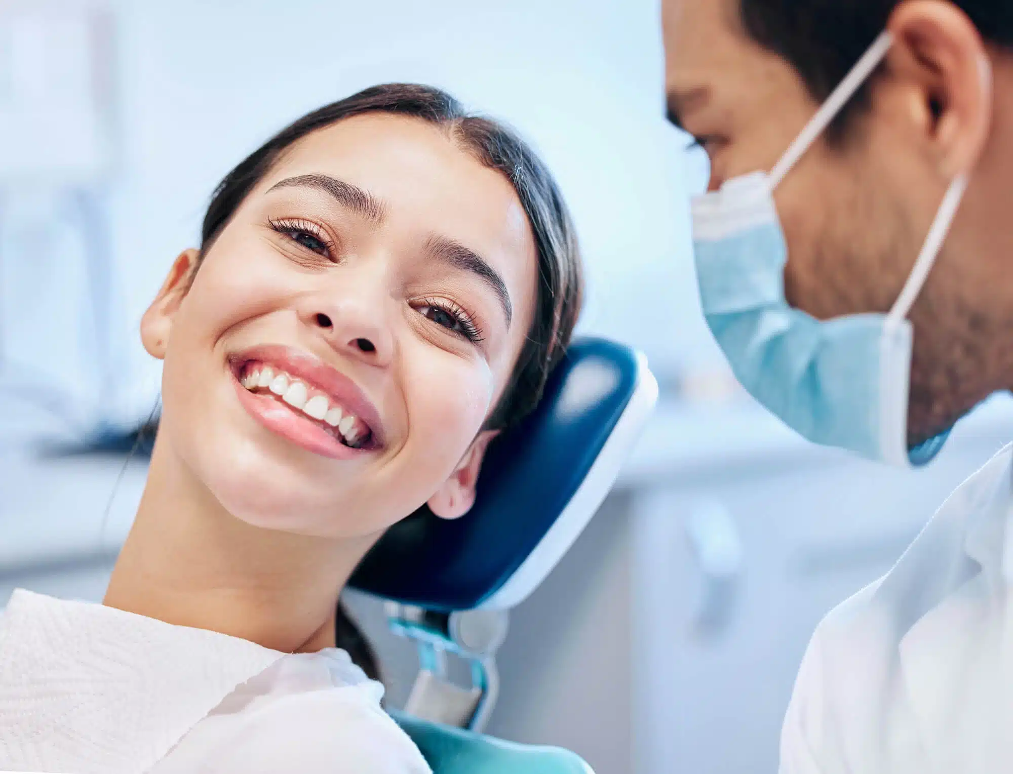 Smile-Makeover-Dentist-with-a-patient 